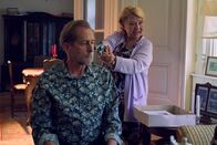 SOKO Wien – Valentina Zwierschitz (Margarethe Tiesel) bedroht mit einer Waffe den Spurensicherer Franz Wohlfahrt (Helmut Bohatsch).