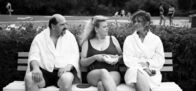 Freibadsinfonie – Die Schauspielerin Irene Weininger (Gabrielle Scharnitzky, rechts) bekommt von der Freibadbesucherin Barbara (Carolin Spiess, Mitte) und ihrem Mann Uwe (Andreas Hoss) gesagt, wie ähnlich sie der Schauspielerin Irene Weininger sieht.