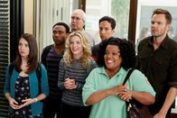 Community – v.r.), Jeff Winger (Joel McHale, r.), Pierce (Chevy Chase, l. hinten) und Abed (Danny Pudi, r. hinten) besetzen, muss ein Schlachtplan her, und zwar schnell ...