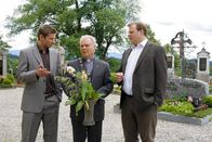 Die Rosenheim-Cops – Mord auf dem Friedhof: Eine Leiche entdeckt Pfarrer Radlkofer (Hans Dieter Trayer, m.) und verständigt die Polizei. Die Cops Hansen (Igor Jeftic, l.) und Hartl (Michael A. Grimm, r.) ermitteln.
