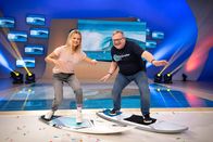 1, 2 oder 3 – Auf die Welle, fertig, los! Surferin Rosina Neuerer zeigt Elton, mit welchen Tricks er beim Surfen jede Welle reiten kann.