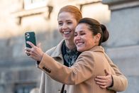 Borgen - Macht und Ruhm – Zwei grosse dänische Politikerinnen, v.li.: Johanne Louise Schmidt als Signe Kragh, Sidse Babett Knudsen als Birgitte Nyborg
