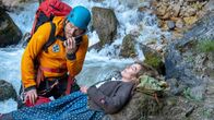 Die Bergretter – Die Situation ist ernst: Die bewusstlose Lotta Steyer (Babett Arens) hat viel Blut verloren. Den Bergrettern um Markus Kofler (Sebastian Ströbel) bleibt nicht viel Zeit.