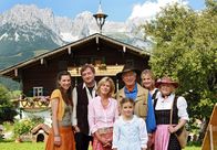 Der Ruf der Berge – Es ist viel los in der Schule des "Hundeflüsterers" Suttner. Von links: Tramperin Sari (Annalena Duken), Xaver (Maximilian Krückl), Architektin Julia Henschel (Andrea L'Arronge), Stefan Suttner (Siegfried Rauch), seine Enkelin Magdalena (Ronja Forcher), Grundstücksbesitzerin Frau Hallbach (Annika Bruhns) und die Klatschtante Frau Fischhuber (Enzi Fuchs).