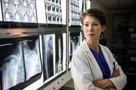 Tatort – Dr. Gärtner (Sonja Baum) behandelt Prof. Boerne auf der Intensivstation.