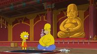 Die Simpsons – Lisa (l.); Homer (r.)