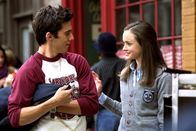 Gilmore Girls – Während Sookie wegen der bevorstehenden Hochzeit aufgeregt ist und Lorelais Abschlusszeremonie ansteht, kommen sich Jess (Milo Ventimiglia, l.) und Rory (Alexis Bledel, r.) bei einem Treffen näher - mit fatalen Folgen ...