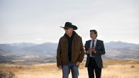Yellowstone – John Dutton (Kevin Costner, l.) und Thomas Rainwater (Gil Birmingham, r.)