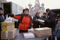 Cast Away - Verschollen – Chuck Noland (Tom Hanks), leitender Mitarbeiter bei FedEx, ist ständig im Auftrag seiner Firma unterwegs - auch in den Weihnachtstagen. Doch bei einer dieser Geschäftsreisen stürzt sein Flugzeug mitten über dem Ozean ab ...