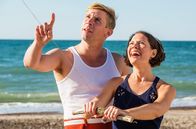 Seebad-Saga – Max Berggren (Anders Juul, l.) und Amanda Berggren (Amalie Dollerup, r.).