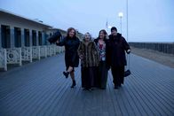 Paulette – v.li.: Paulette (Bernadette Lafont), Renee (Françoise Bertin), Maria (Carmen Maura) und Lucienne (Dominique Lavanant) haben die Nacht durchgemacht.