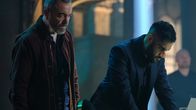 Suspect – Jaisal (Sacha Dhawan, r.) bietet Danny (James Nesbitt, l.) an, ihm die Bilder seiner Überwachungskameras zu zeigen.