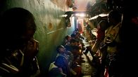 Überleben hinter Gittern – Insassen in ihrem Schlafsaal im Antanimora Gefängnis auf Madagaskar.