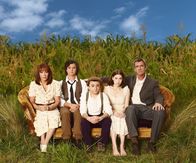 The Middle – (7. Staffel) - Der alltägliche Wahnsinn ist bei ihnen Dauergast: Frankie (Patricia Heaton, l.) und Mike (Neil Flynn, r.) und ihre drei Kinder Axl (Charlie McDermott, 2.v.l.), Brick (Atticus Shaffer, M.) und Sue (Eden Sher, 2.v.r.) ...