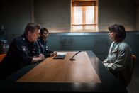 Notruf Hafenkante – Hans (Bruno F. Apitz) und Alexa (Minh-Khai Phan-Thi, M.) befragen Torben Mansteins Mutter Gertrud (Irene Kugler, r.) zu dem nächtlichen Einbruch in das Haus ihrer Ex-Schwiegertochter.