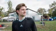7 Tage ... – 7-Tage-Reporter Marius Kollbacher (Mitte) will wissen warum Schiedsrichter in den untersten Ligen so vielen Aggressionen und Anfeindungen ausgesetzt sind und was es bedeutet, in diesen Ligen auf sich allein gestellt zu pfeifen.