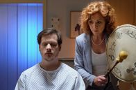 In aller Freundschaft – SENDER: ARD - SENDETITEL: In aller Freundschaft Folge 819 - UNTERTITEL: Alle guten Geister - CAPTION: ARD/MDR IN ALLER FREUNDSCHAFT FOLGE 819, "Alle guten Geister" Uhr im ERSTEN..Regina Gerlach (Heike Trinker) führt bei Steffen Hartwig (Enno Hesse) ein Trommelritual zur Stärkung durch. Nur so fühlt sich Steffen für seine bevorstehende OP gewappnet..