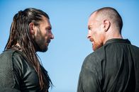 Black Sails – In Nassau wollen sie eine Mannschaft rekrutieren, die mit ihnen gegen die Briten Widerstand leistet: Captain Vane (Zach McGowan, l.) und Captain Flint (Toby Stephens, r.). Doch wird ihnen das gelingen?