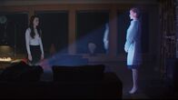 Das Honeymoon Experiment – L-R: Eve (Chloe Carroll), The Handler (Tara Westwood)