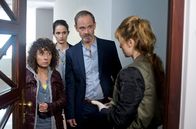 Großstadtrevier – Einbruch in der Agentur: Harry Möller (Maria Ketikidou, l.) und Nina Sieveking (Wanda Perdelwitz, r.) informieren die Besitzer der Agentur Alina Römer (Tabita Johannes, 2.v.l.) und Wulf Schürmann (Matthias Leja, 2.v.r.), dass der Einbrecher einen Schlüssel hatte.