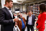 Die Rosenheim-Cops – Die Kommissare Hansen (Igor Jeftic, l.) und Stadler (Dieter Fischer, 2.v.l.) informieren Bernd Hofmeister (Markus Baumeister, 2.v.r.), und dessen Schwester Sybille (Kristina Dörfer, r.) über den Tod von Jan Prebitz.