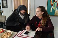Alles oder Nichts – Daniel (Raphael Vogt, l.) gibt Maria (Josephine Martz, r.) Tipps für ihr Liebesleben. Ob sie auf ihn hören wird?; Daniel (Raphael Vogt, l.) gibt Maria (Josephine Martz, r.) Tipps für ihr Liebesleben. Ob sie auf ihn hören wird?