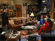 The Big Bang Theory – Sheldon (Jim Parsons, 2.v.l.), Rajesh (Kunal Nayyar, 2.v.r.) und Howard (Simon Helberg, r.) sind total geschockt, als Leonard (Johnny Galecki, l.) Penny zu einem romantischen Dinner einlädt ...