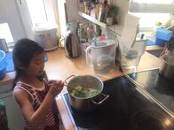 Ich bin Ich – Die sechsjährige May-Lin kocht heute zum ersten Mal chinesische Nudeln und hat ihre Oma zum Essen eingeladen.