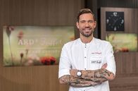 ARD-Buffet – ARD-Buffet-Koch Andi Schweiger lässt sich heute in der Studioküche über die Schulter schauen.