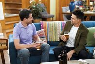 The Neighborhood – Dave Johnson (Max Greenfield, l.); Josh (Kyle Howard, r.)