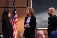 The Rookie – Detective Lopez (Alyssa Diaz, l.) lernt Lieutenant Pine (Alysia Reiner, M.), die Leiterin der Metro-Einheit, und ihren Stellvertreter Kevin Hicks (Joel Steingold, r.) kennen, da eine gemeinsame Zusammenarbeit bevorsteht.