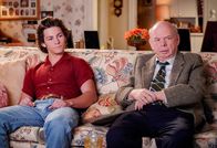 Young Sheldon – Georgie Cooper (Montana Jordan, l.); Dr. John Sturgis (Wallace Shawn)