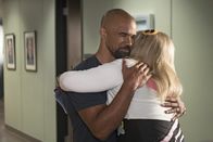 Criminal Minds – Freuen sich, sich endlich wieder zu sehen: Derek (Shemar Moore, l.) und Penelope (Kirsten Vangsness, r.) ...