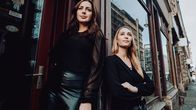 Schuld & Sühne – Paulina Krasa (links) und Laura Wohlers (rechts), die beiden Presenterinnen der "ZDFinfo-True-Crime-Doku". Bekannt wurden sie mit dem Podcast “Mordlust”.
