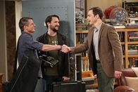The Big Bang Theory – Jetzt zahlt sich Sheldons (Jim Parsons, l.) Nerd-Wissen aus: Zusammen mit Adam Nimoy (r.) und Will Wheaton (M.) darf er an einer Dokumentation über Star Trek mitwirken ...