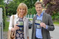 Die Rosenheim-Cops – Die Kommissare Verena Danner (Katharina Abt, l.) und Oliver Gehring (Roman Roth, r.) ermitteln in einem Rosenheimer Tennisclub.