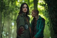 neoriginal: Generation Z – Finn (VioIa Prettejohn) kümmert sich im Wald um den mittlerweile ebenfalls infizierten Steff (Lewis Gribben).