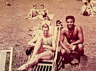 Wir Wunderkinder – Roberto Blanco trifft bei einem seiner zahlreichen Besuche im Wiesbadener Opelbad zufällig die damalige US-Schwimmerin und Schauspielerin Esther Williams, die als "Badenixe" in mehreren Filmen zu sehen war und zu einem Besuch der US-Truppen in Wiesbaden vorbeischaute.