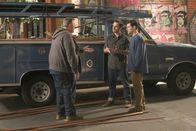 New Girl – Nachdem Bauleiter Jason (Billy Gardell, l.) den Zeitplan nicht einhalten kann und Schmidt (Max Greenfield, r.) weiterhin auf die Wände in seinem Haus warten muss, möchte Nick (Jake Johnson, M.) ihn bei den Verhandlungen mit der Baufirma unterstützen. Ist das wirklich eine gute Idee?