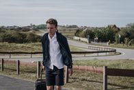 neoriginal: Sløborn – "Herm" (Adrian Grünewald) hat es nicht leicht. In der Schule wird er gemieden, zuhause hat er Probleme mit seinem Vater.