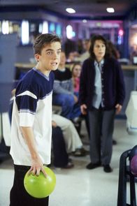 Malcolm mittendrin – Malcolm (Frankie Muniz, vorne) Die Verwendung des sendungsbezogenen Materials ist nur mit dem Hinweis und Verlinkung auf TVNOW gestattet.