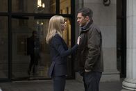 Venom – Anne Weying (Michelle Williams, l.); Eddie Brock (Tom Hardy, r.)
