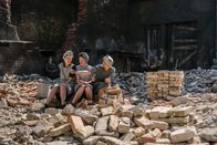 Terra X: Ein Tag in... – Eine kurze Pause von der schweren Arbeit. Das einst prachtvolle „Elbflorenz“ ist eine Trümmerwüste.