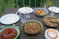 Zu Tisch ... – Gedeckter Tisch mit Bohnensalat, Tarowurzeln und Kaffeepudding