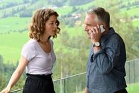Die Bergretter – Romina Pichler ist verschwunden. Ihr Mann Ralf (Bernhard Schir) und ihre Tochter Sarah (Maria Wördemann) machen sich große Sorgen.