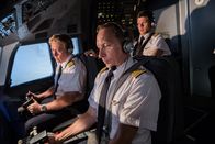 Mayday - Alarm im Cockpit – Kapitän Kevorkian (gespielt von Jeffrey Knight) und der Erste Offizier Snyder (gespielt von Bruce Pringle) versuchen, die Kontrolle über das Flugzeug zu erlangen, während der Flugingenieur Oliver Krick (gespielt von Andrew Chapman) zusieht, wie die Nase des TWA-Flugs 800 nach unten stürzt. (Bildnachweis: Cineflix/Darren Goldstein)