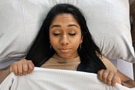 Puls – «Puls»-Host Tama James-Vakeesan liegt mit geschlossenen Augen im Bett.