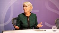 Years and Years – Die provokante Populistin Vivienne Rook (Emma Thompson), gewinnt an Einfluss und sorgt im Live-TV für einen Skandal.