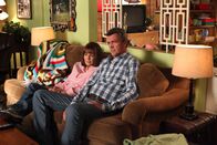 The Middle – Frankie (Patricia Heaton, l.) und Mike (Neil Flynn, r.) müssen als Publikum für Bricks selbstgeschriebenes Stück herhalten. Doch die beiden stellen sich als strenge Kritiker heraus ...