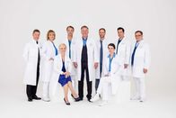 In aller Freundschaft – (v.l.n.r.) Dr. Rolf Kaminski (Udo Schenk); Dr. Lea Peters (Anja Nejarri); Dr. Kathrin Globisch (Andrea Kathrin Loewig); Dr. Martin Stein (Bernhard Bettermann); Dr. Roland Heilmann (Thomas Rühmann); Chefarzt Dr. Kai Hoffmann (Julian Weigend); Dr. Maria Weber (Annett Renneberg); Dr. Philipp Brentano (Thomas Koch); Dr. Hans-Peter Brenner (Michael Trischan)